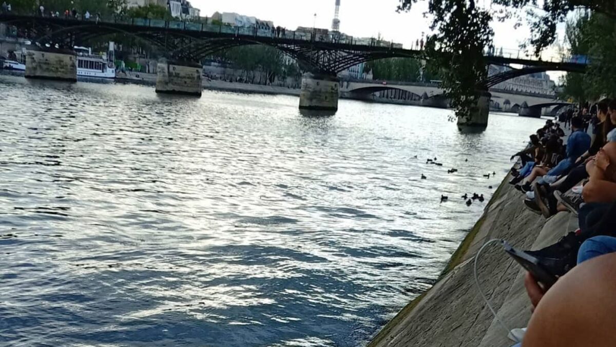 Sena ar putea deveni WC public. Parizienii plănuiesc să își facă nevoile în râu