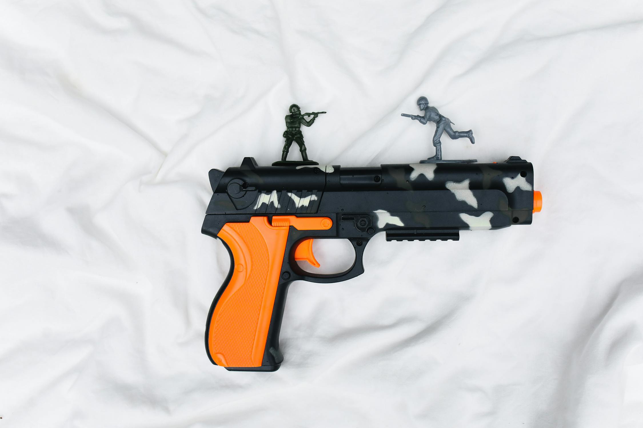 Scandal din nimic, lângă locuința premierului Niculescu. Poliția, chemată pentru un bărbat ce se juca cu arma de airsoft