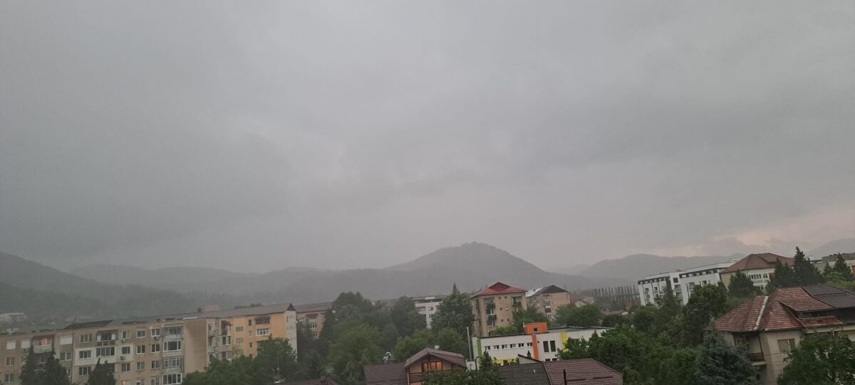Prognoza meteo, 15 mai. Un front atmosferic lovește România, sudul încă se răsfață la soare