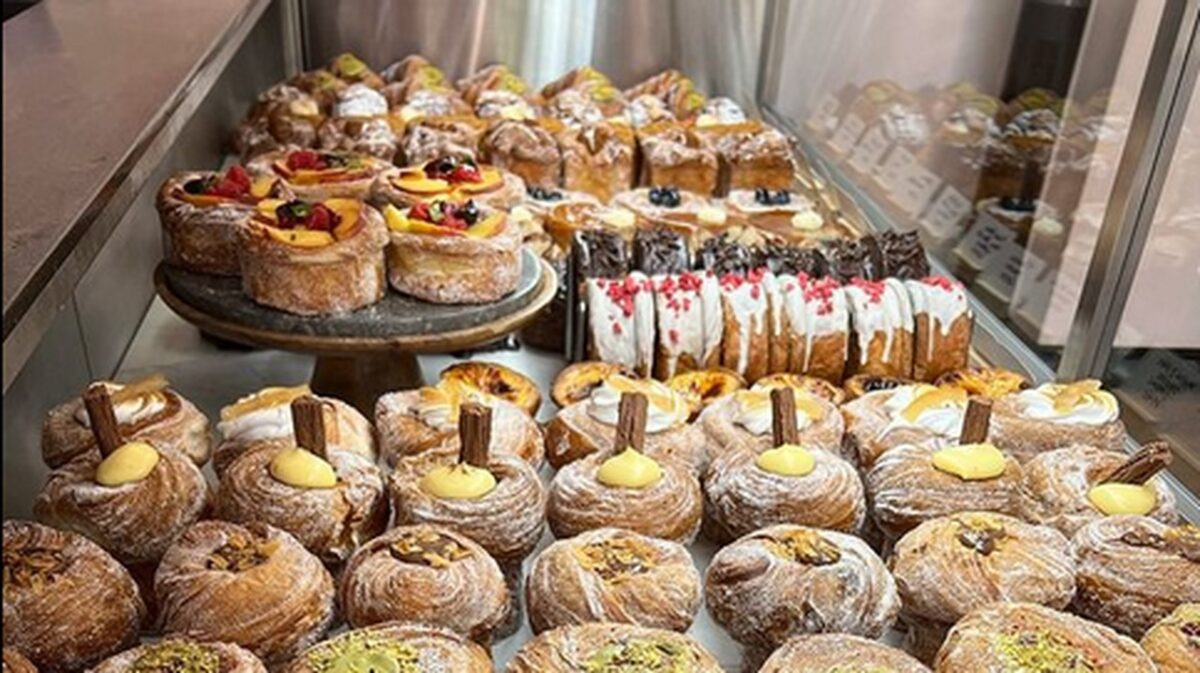 Patiseria unor români, foarte populară în Anglia. Povestea locului unde este mereu coadă