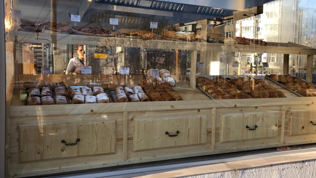 ANPC a închis o patiserie celebră. Invazie de gândaci și muște, inspectorii au fost oripilați