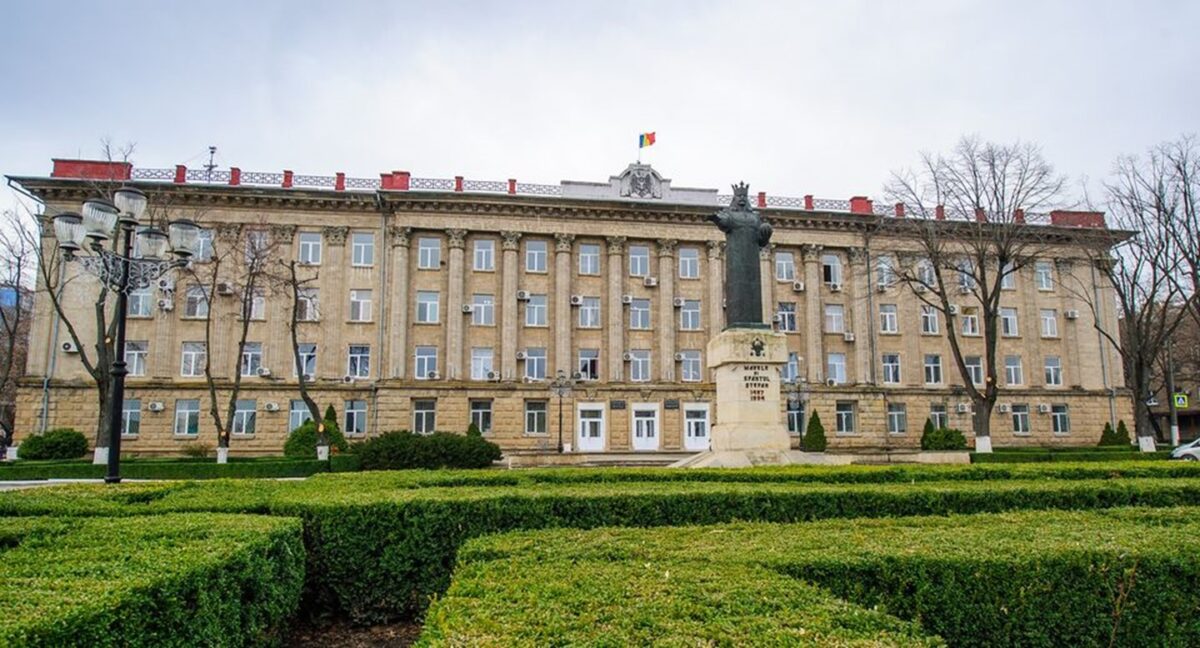 Escrocherie cu casele bătrânilor. O angajată din primărie, reținută