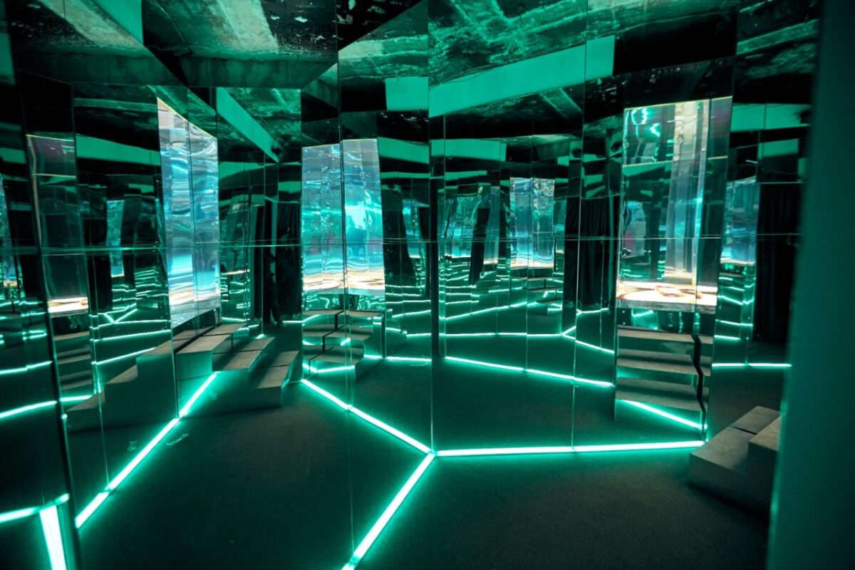 „În artă, nu ești niciodată singur” – Adrian Damian, omul din spatele SynergyX, instalația interactivă care va surprinde zecile de mii de vizitatori de la RDW 2024