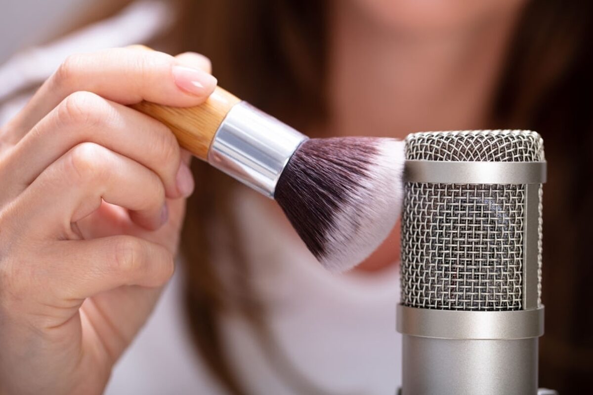 Ce este ASMR. De ce sunetul unei pensule ce mângâie un microfon poate relaxa un om