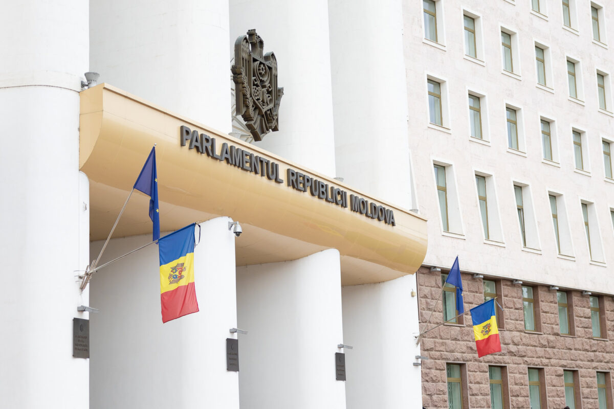 Funcționarul de la Parlament, cercetat pentru trădare de patrie, a fost suspendat din funcție. Cum este motivată decizia
