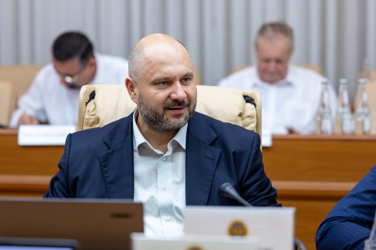 Şi ministru, şi businessman. Gafa care l-ar putea costa funcţia pe un şef de la Chişinău
