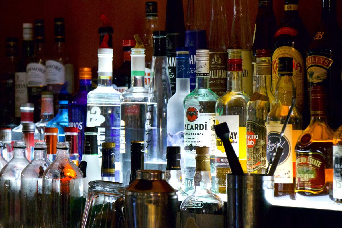 Cât alcool (nu trebuie) să bei într-o săptămână. Fiecare pahar crește riscul de cancer