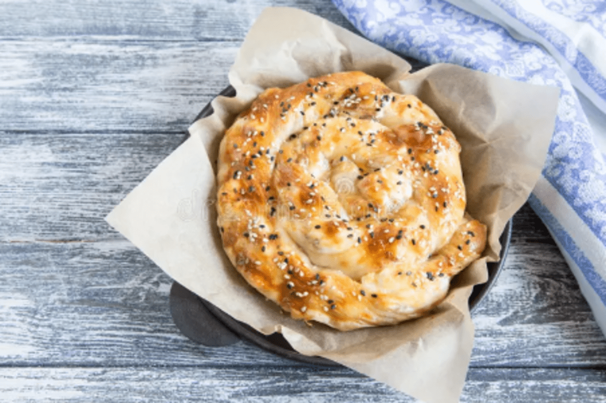 Plăcintă cu feta și ceapă verde. Rețeta din marile bucătării ale lumii