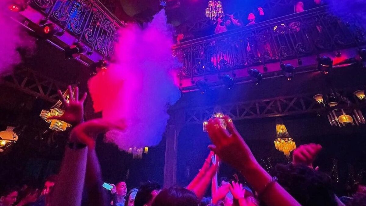 Noapte de groază într-un club din Paris. Trei răniți, după ce o baterie de trotinetă a explodat