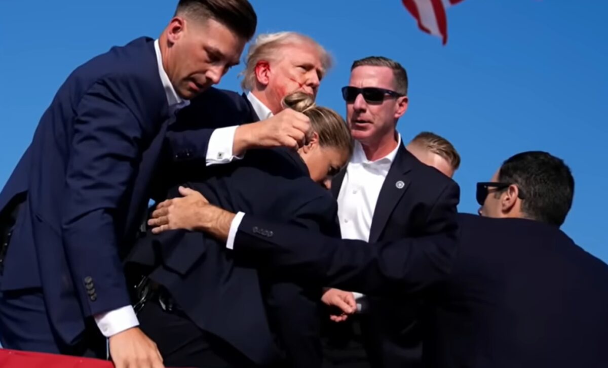 Donald Trump sange pe ureche tentativa de asasinat