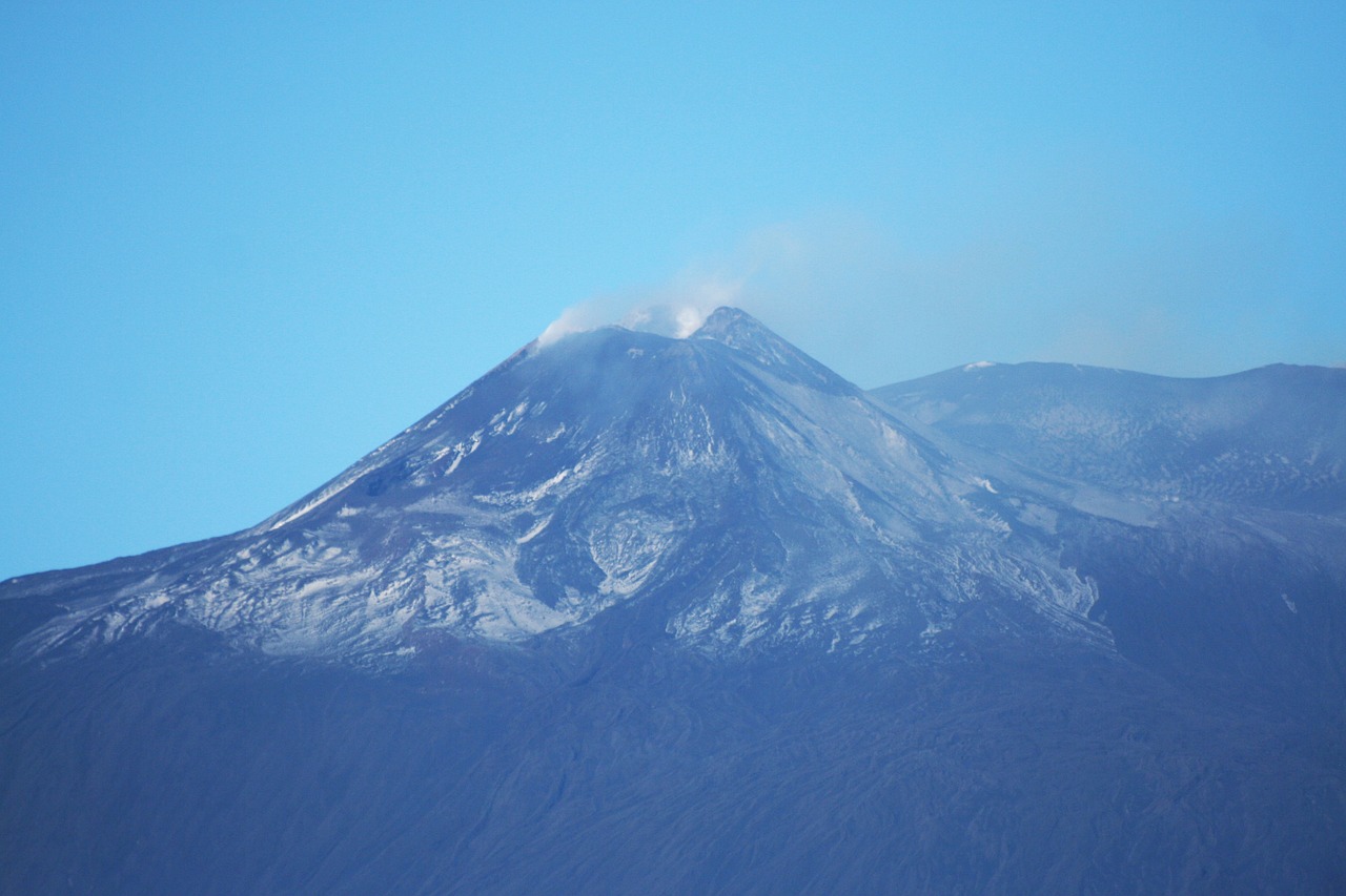 Zboruri reluate pe aeroportul din Catania. Anunțul așteptat de mii de turiști blocați în Sicilia după erupția vulcanului Etna