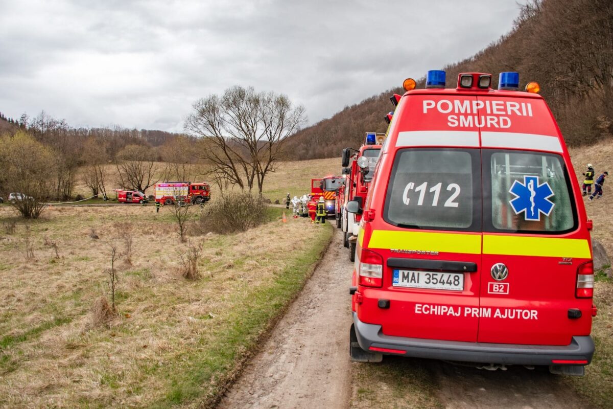 Autoturism căzut într-o prăpastie. O persoană a murit