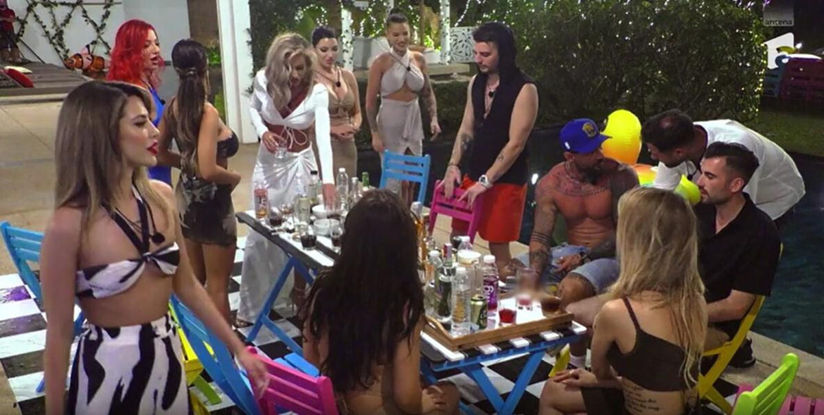 Imagini rare cu concurenții de la Insula Iubirii. Încă le fug ochii după alte femei