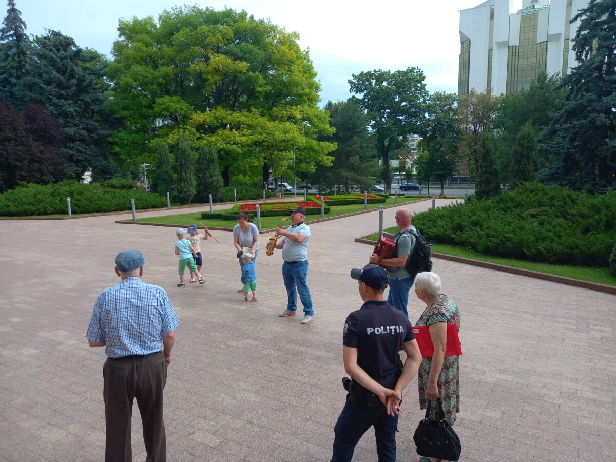 Lăutari, lăsaţi fără terenul de sub casă: Luaţi-vă trompeta şi ieşiţi afară! Video