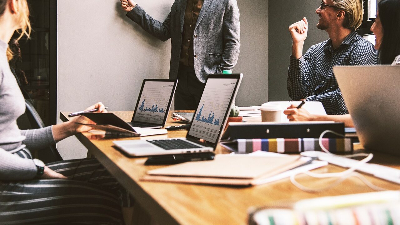 Sondaj: 40% dintre români iau în calcul o carieră în IT