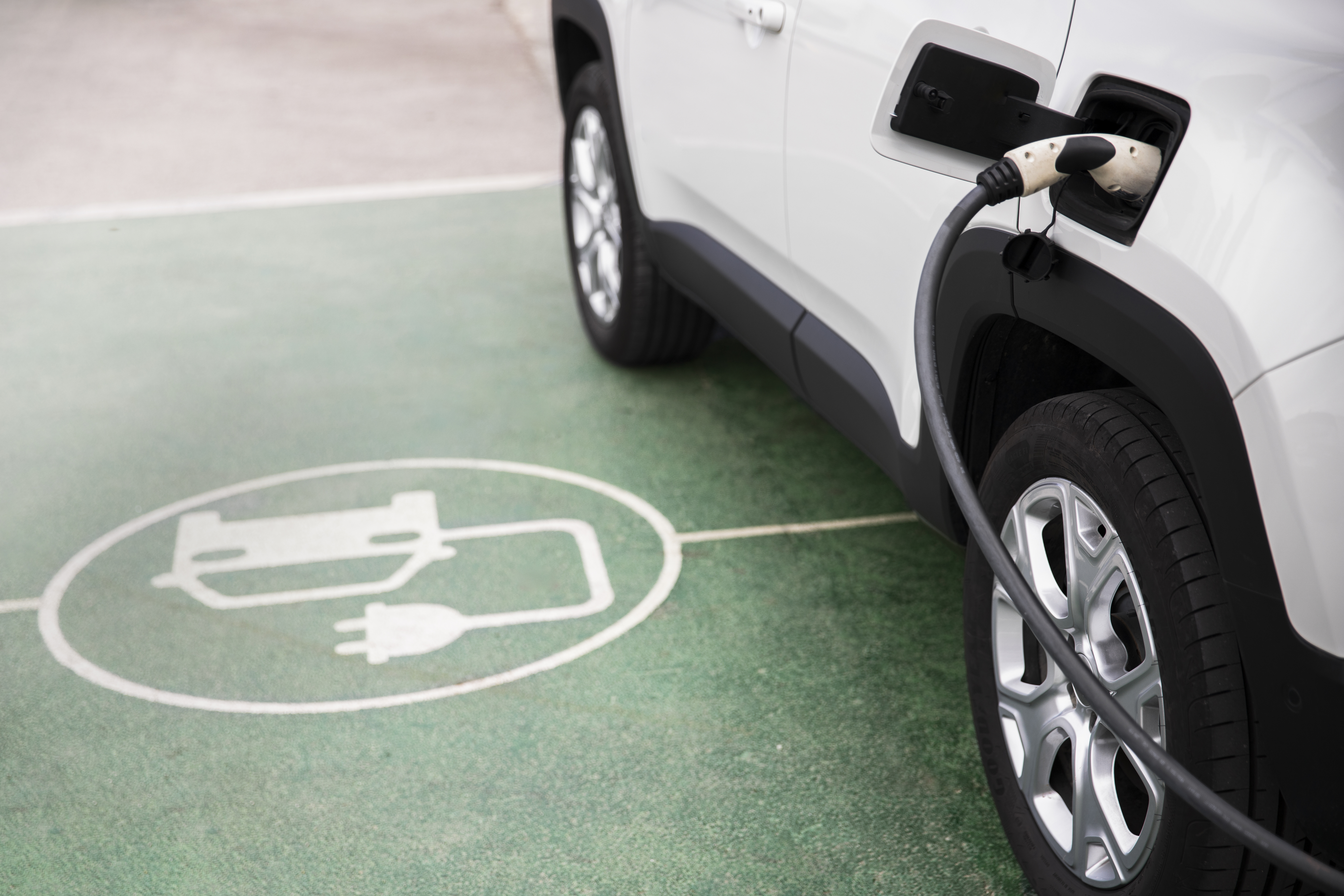 Mașină electrică sau hibridă? Ce merită să-ți iei în 2026