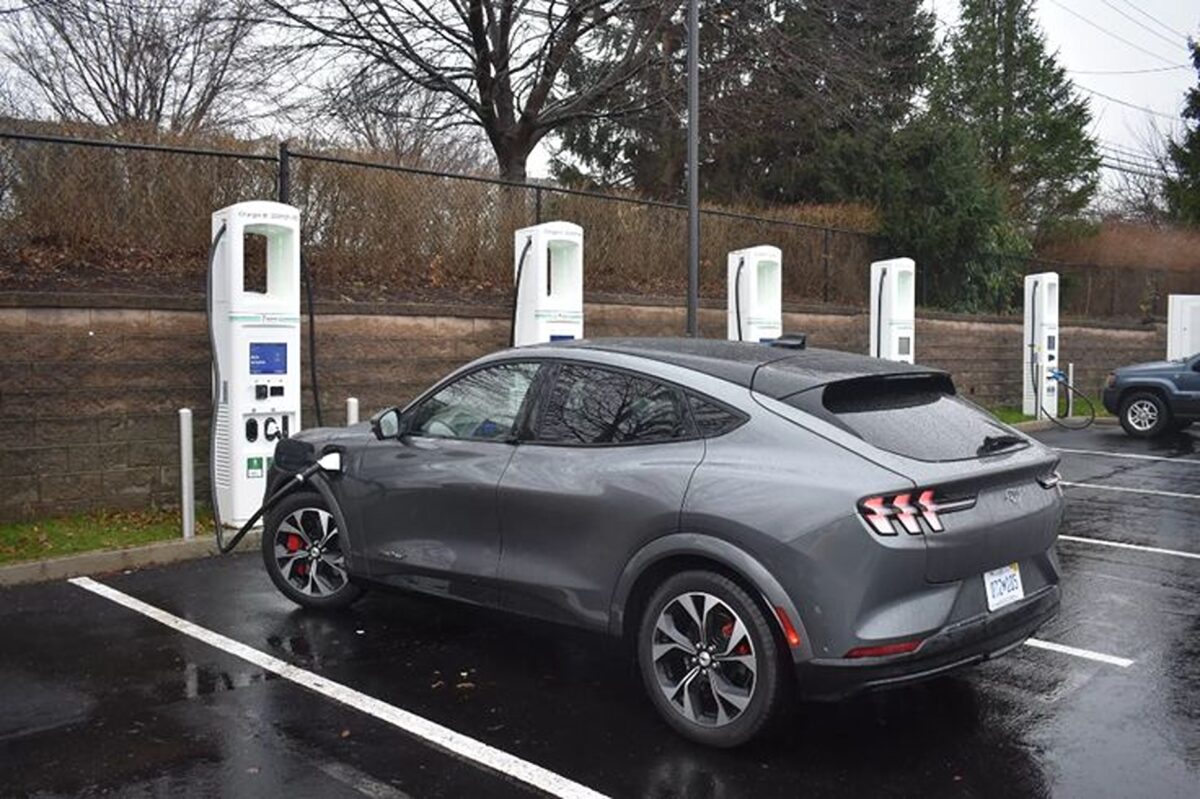 Producătorii de mașini electrice au probleme. Se schimbă tehnologia bateriilor