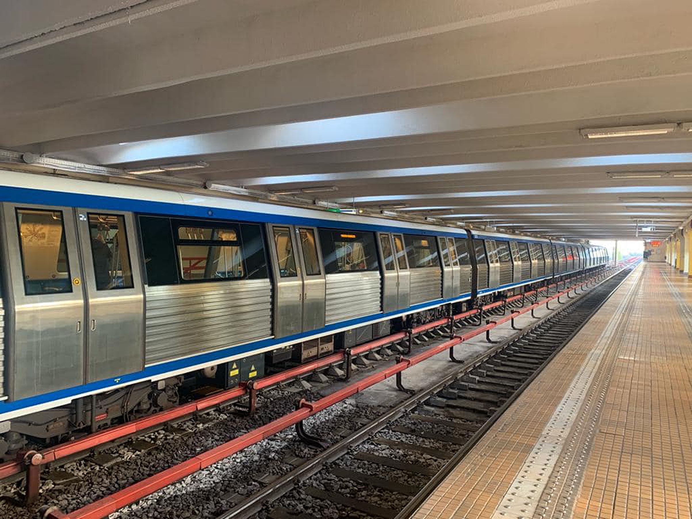 Bucureștenii au dat năvală să-și cumpere abonamente de metrou pe un an, de frica noilor scumpiri