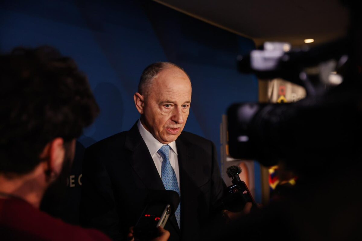 Geoană amenință cu procese pentru coroana de flori de la înmormântarea lui Mihai Caraman