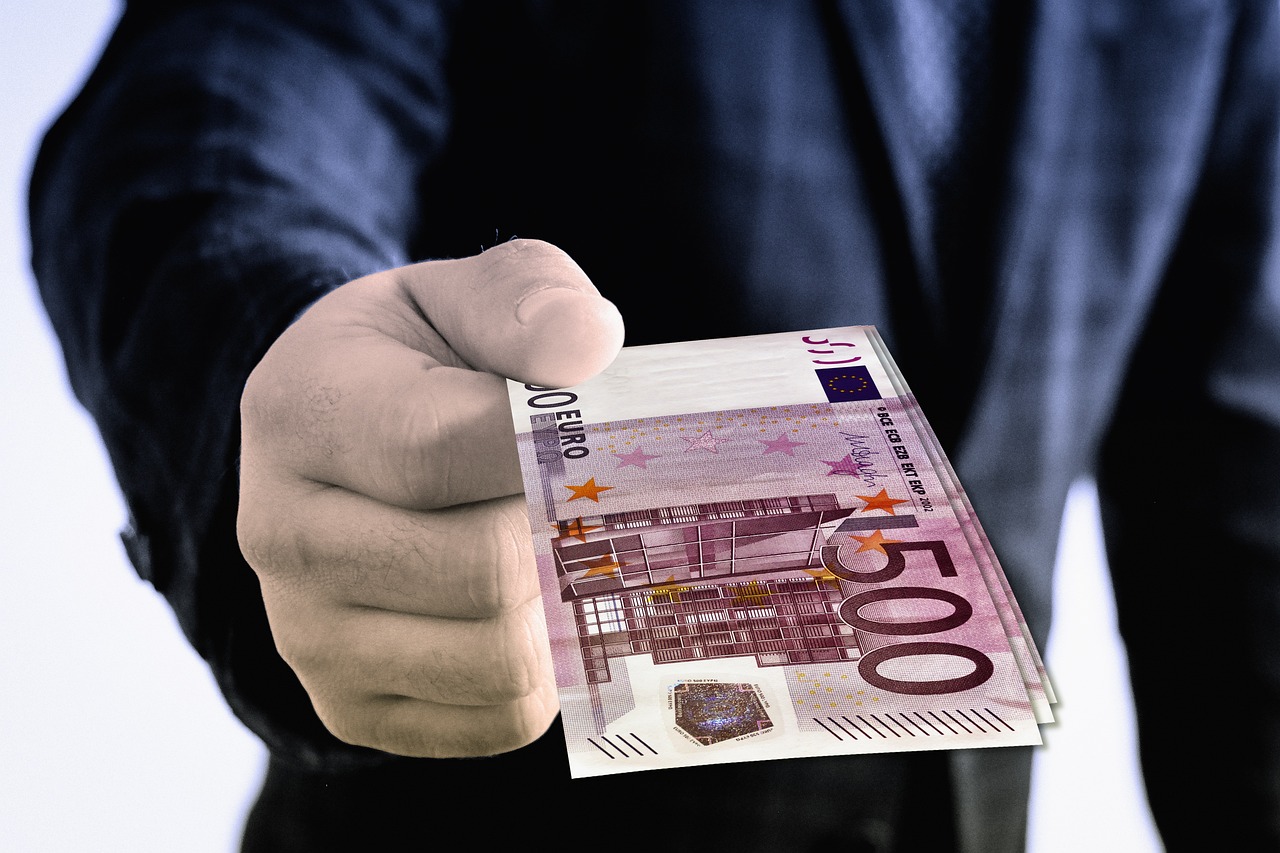 Doi polițiști din Capitală, anchetați pentru luare de mită de la o femeie. Ce avea de gând să facă în arest