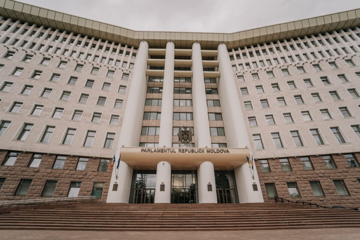 Scandal cu iz putinist în plenul Parlamentului. Comuniștii și socialiștii pregătesc un denunț la Procuratură