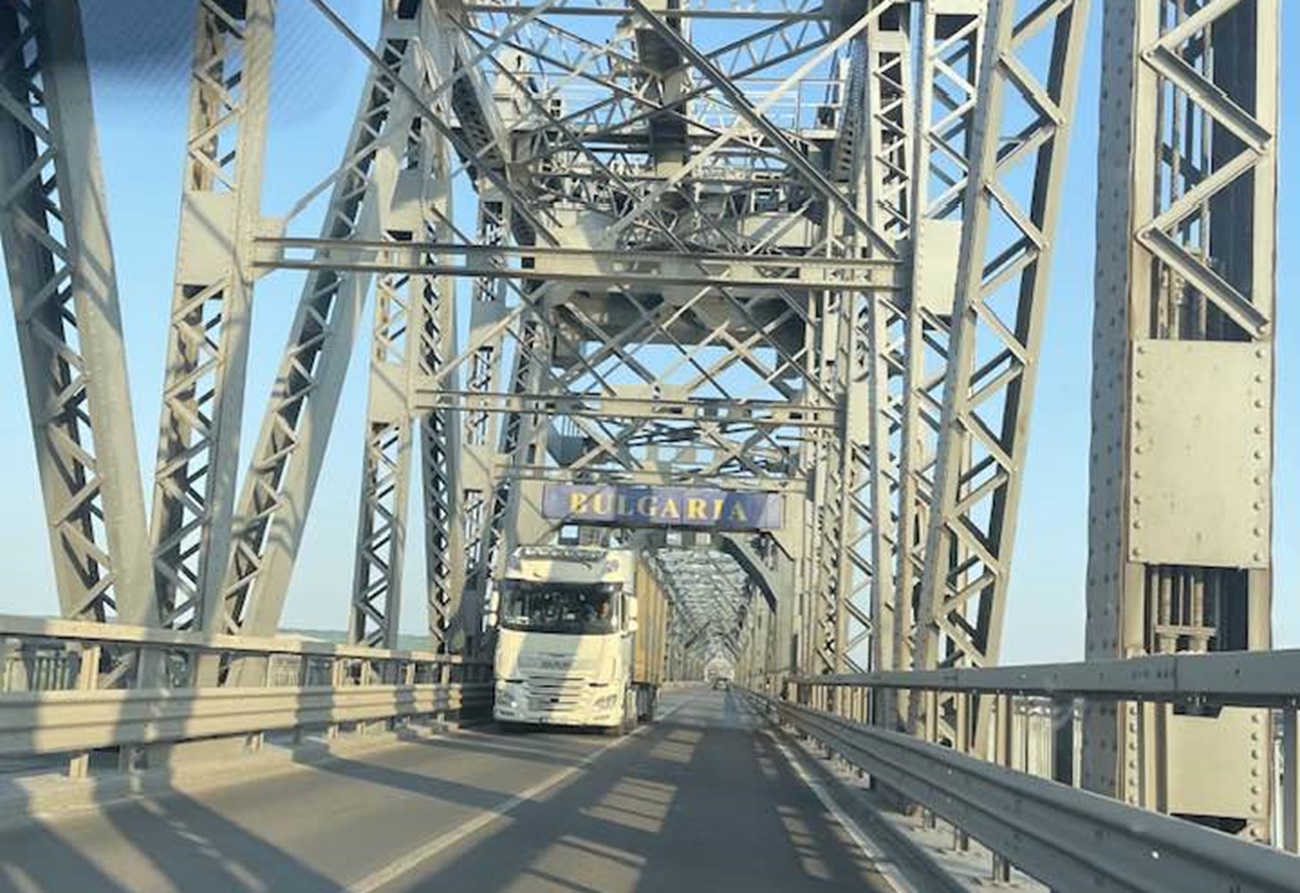Traficul pe Podul Prieteniei, reluat pe ambele sensuri de Sărbători. Șoferii scapă de restricții