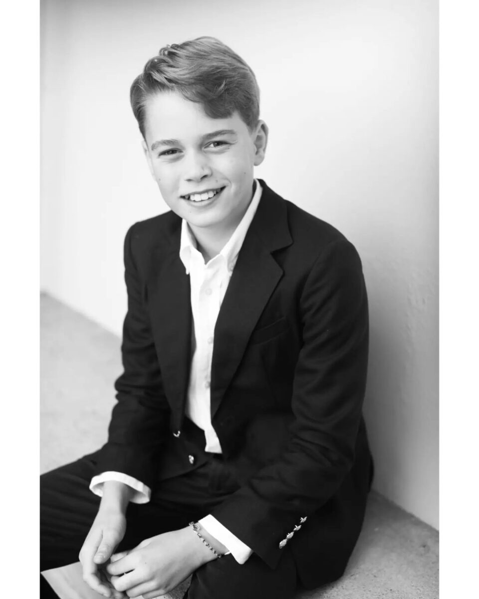 Prințul George arată ca un viitor rege. Ce ne transmite poza făcută pentru ziua lui de naștere