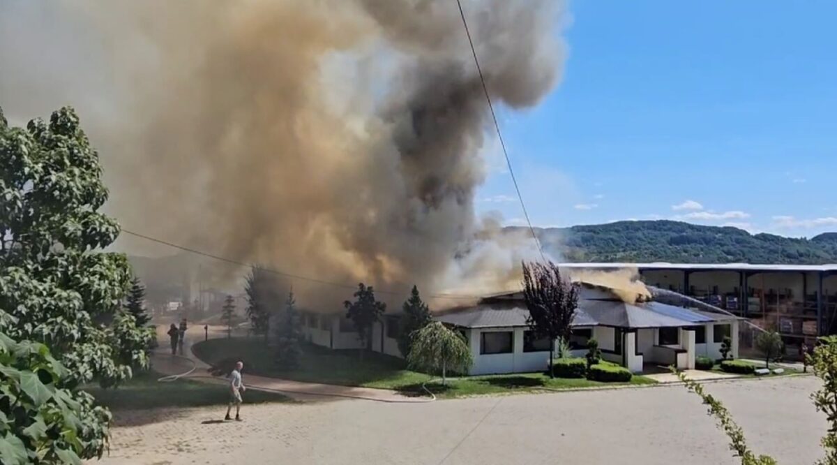 Incendiu la Horezu. Flăcările s-au manifestat violent la un restaurant. Video