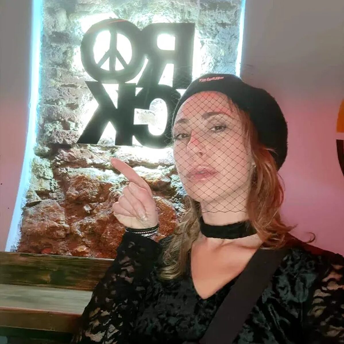 Și-a făcut cont pe Tinder și a fugit în secret în Egipt. Familia din Brașov o caută cu disperare