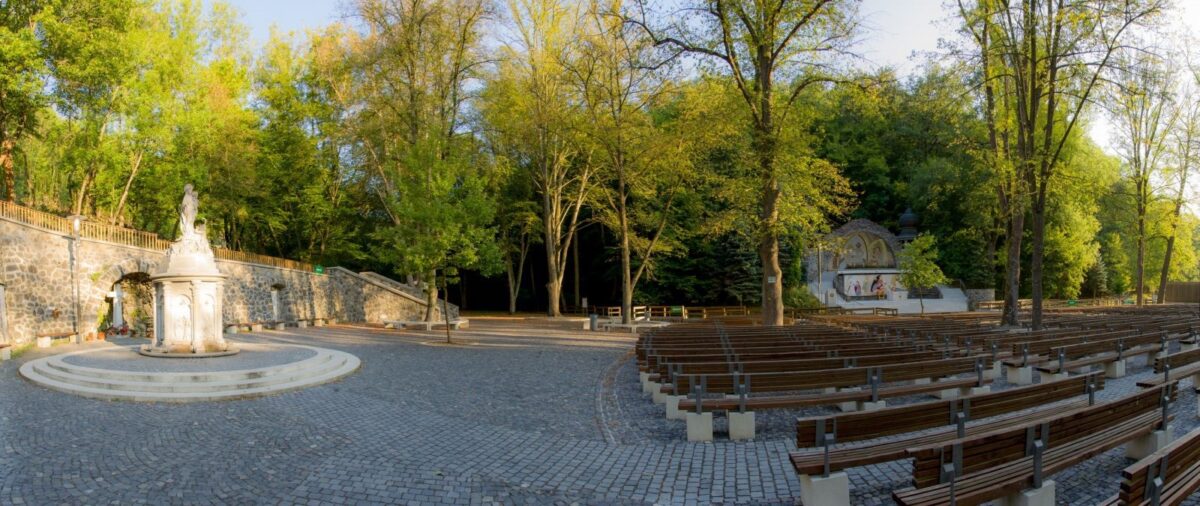 Aproape 800 de romi participă la un pelerinaj la Sanctuarul național din Szentkút