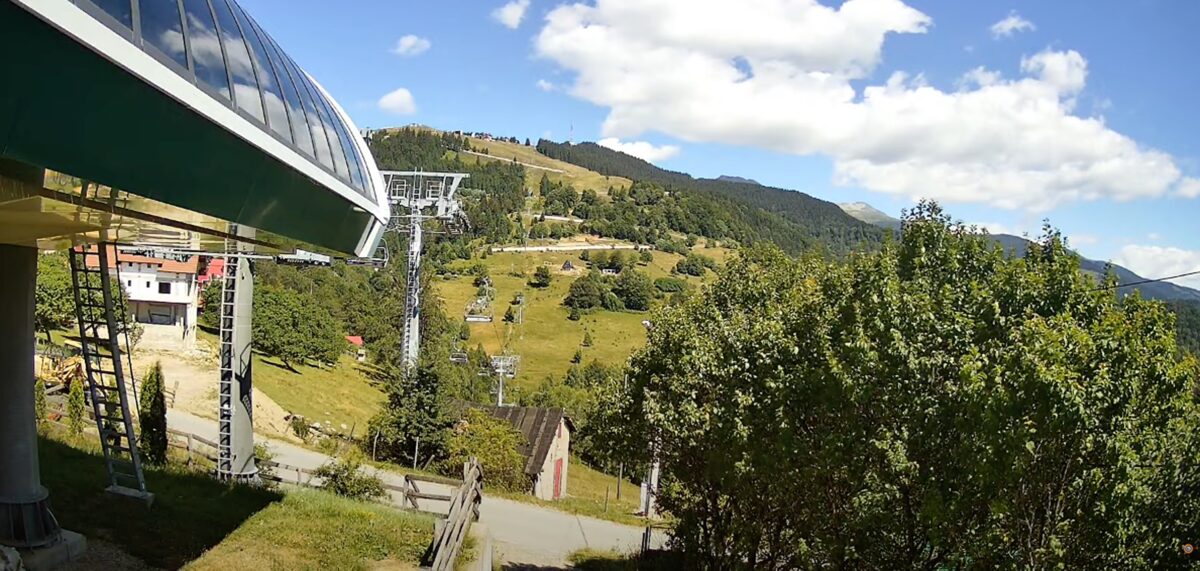 Accident în Munții Parâng. Doi bărbați au căzut în gol după ce cablul telescaunului s-a rupt