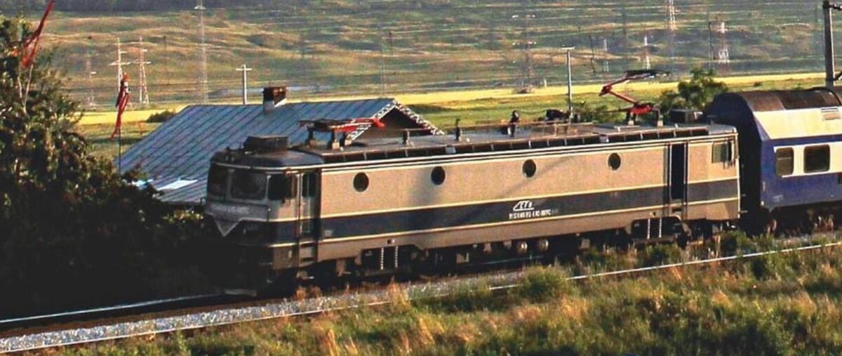 Crimă înfiorătoare în Oradea. Femeie ținută cu forța pe șine, lovită mortal de tren