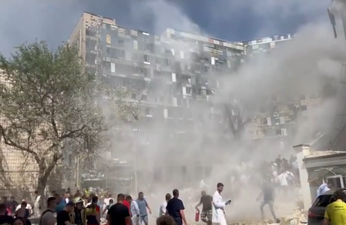 Atac sângeros în Ucraina: Doi morți și zeci de răniți după bombardarea unui centru comercial