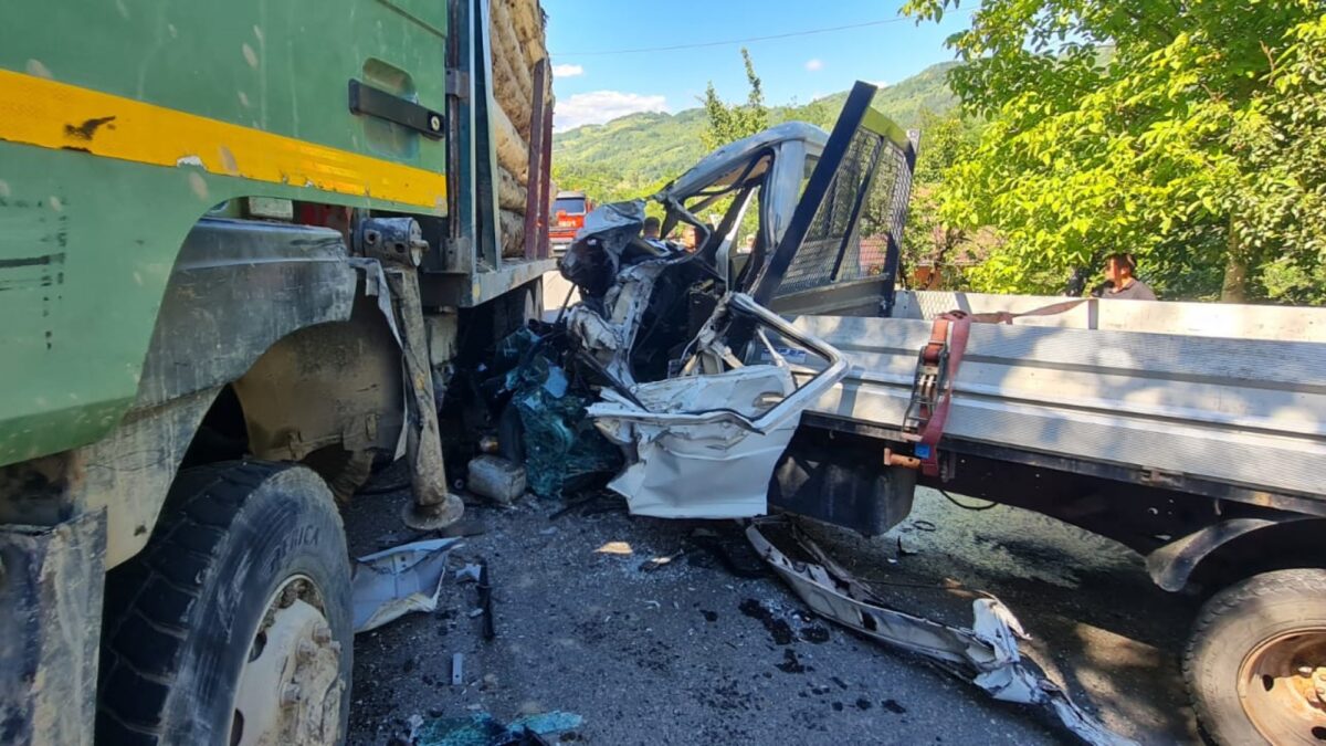 Accident grav pe un drum din Vrancea. Au intervenit echipele de descarcerare