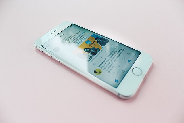 Un student i-a câștigat de clienți pe toți liderii lumii. Povestea fabuloasă a unei invenții