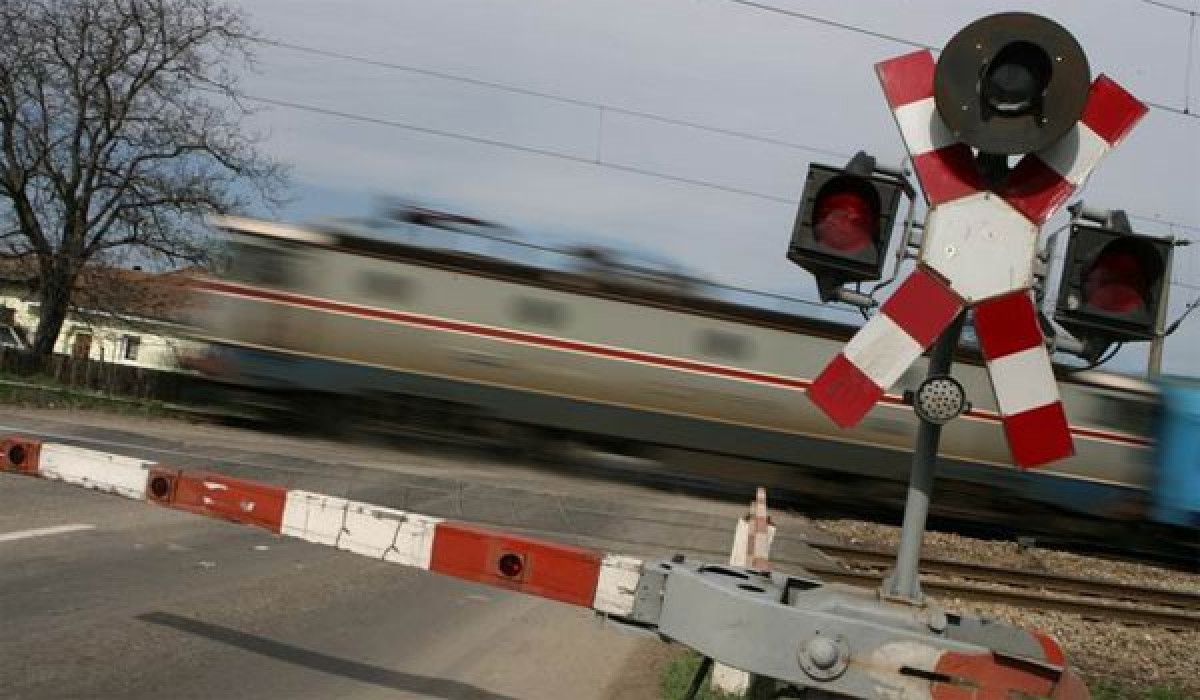 Șoferii care au trecut  printre bariere, în vizorul Poliției. CFR a făcut publice imaginile