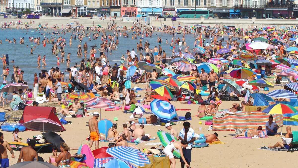 Se interzice fumatul pe plaje. Cei care nu respectă legea riscă amenzi mari