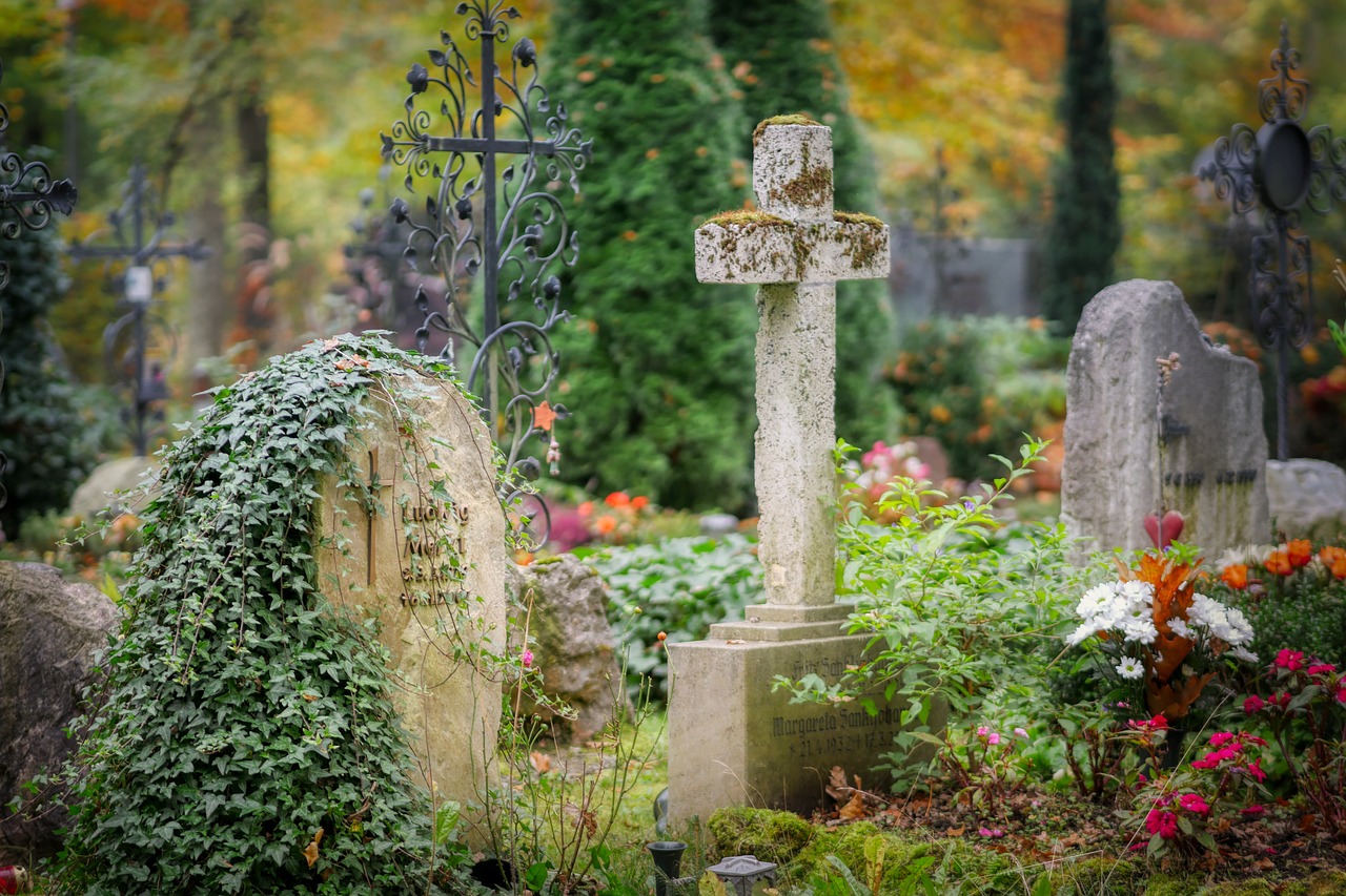 „Inspectori de cimitir”, o nouă schemă de înșelăciune. Cum a fost păgubită o femeie din Ploiești cu 70.000 de lei
