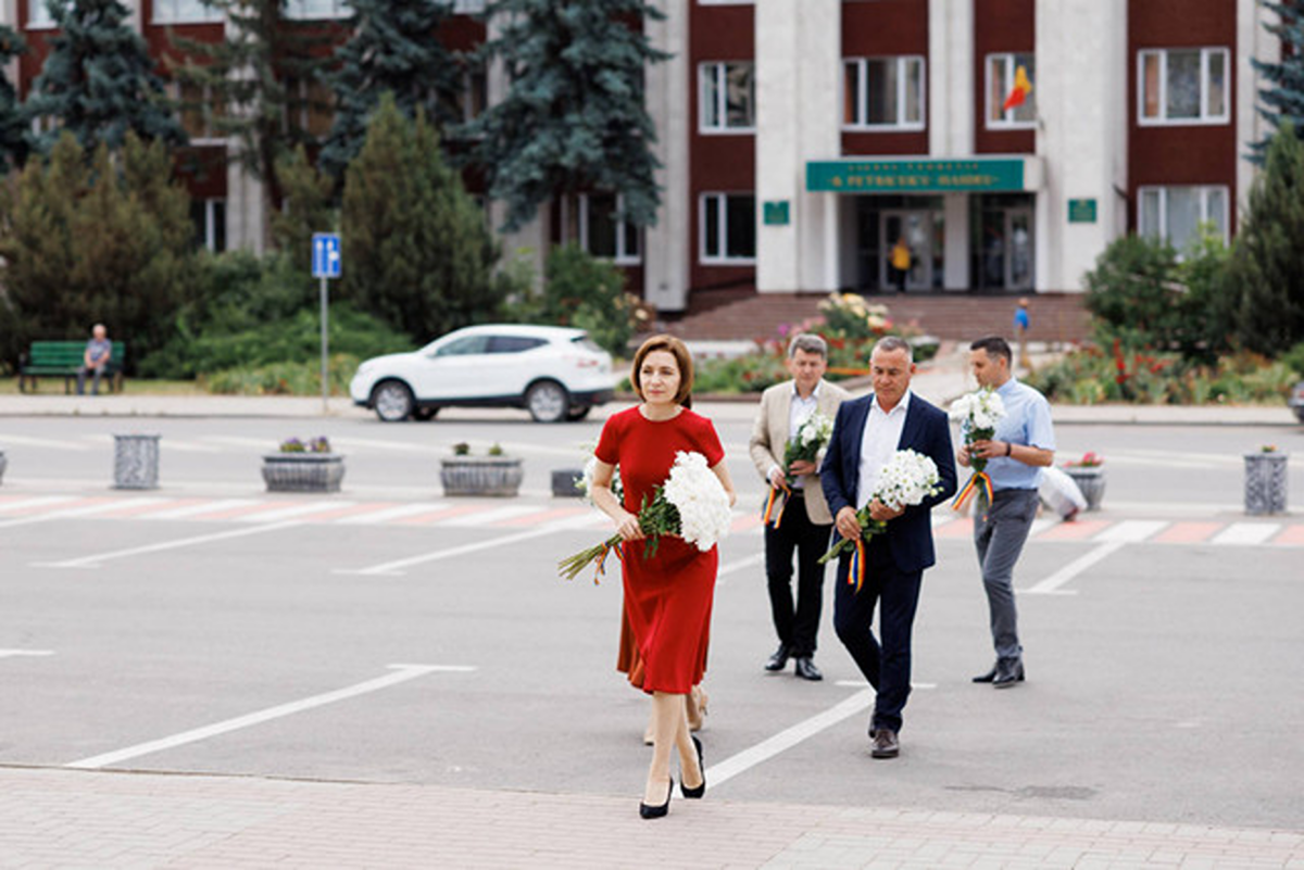 Maia Sandu a depus flori la bustul lui Ștefan ce Mare de la Drochia