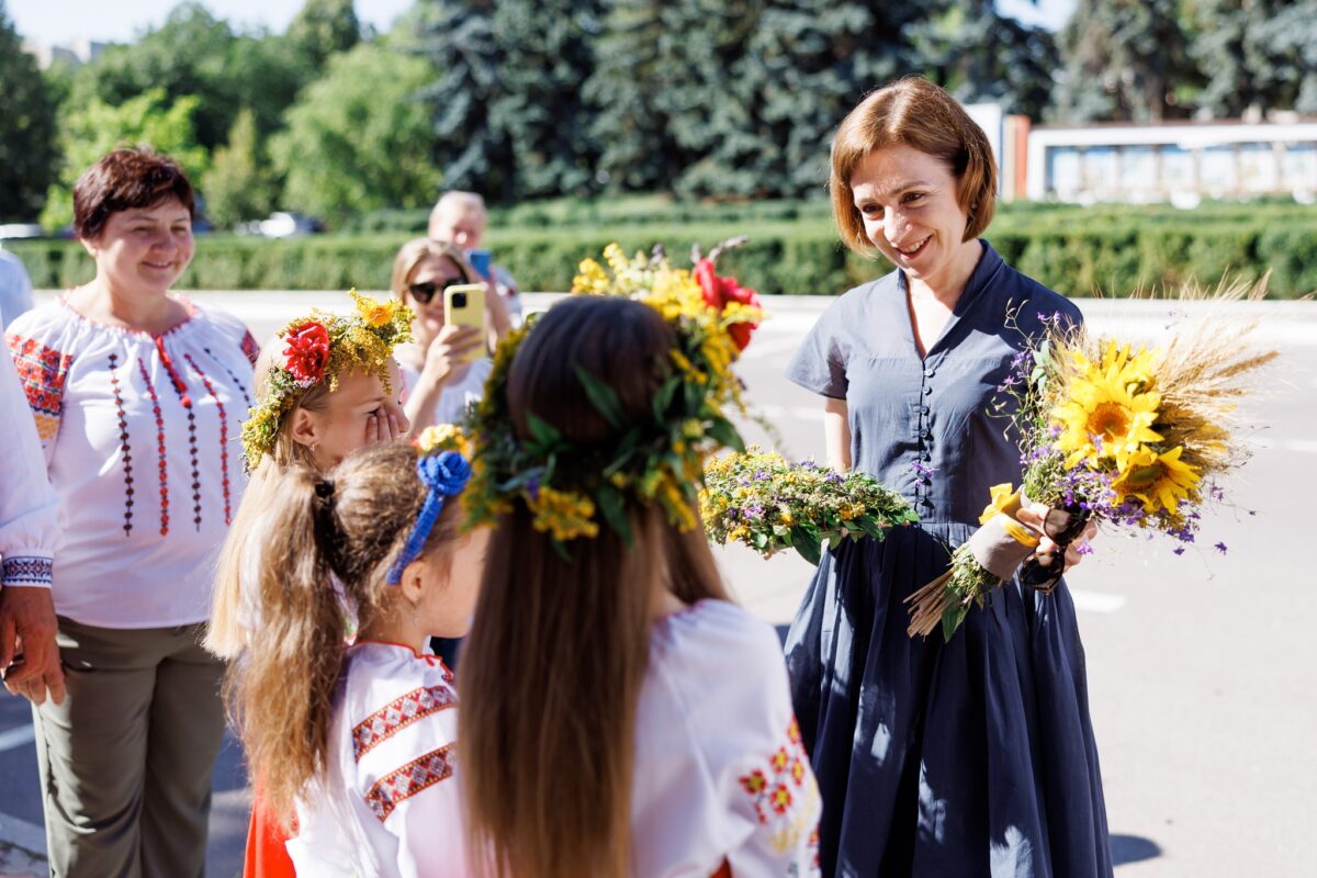 Maia Sandu s-a prins în Hora Sânzienelor. Foto