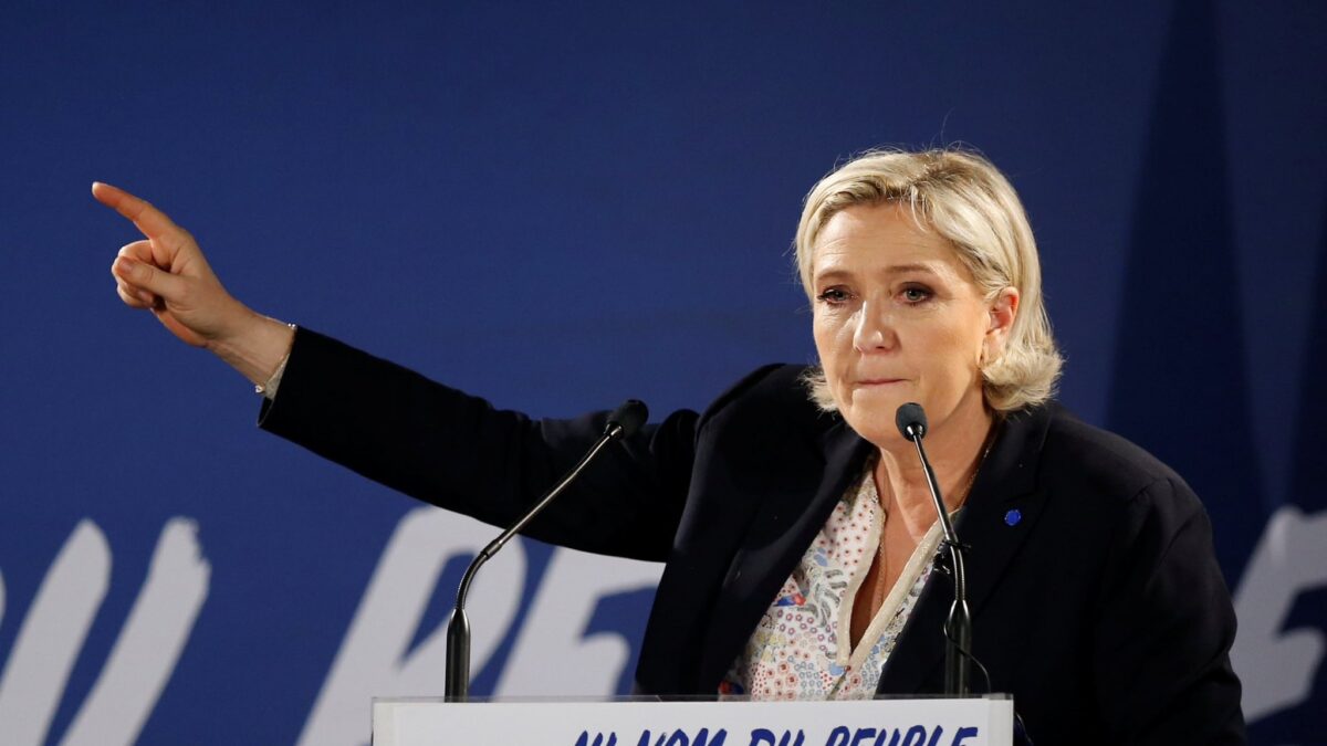 Interzisă, dar iubită de popor. Marine Le Pen crește spectaculos în sondaje