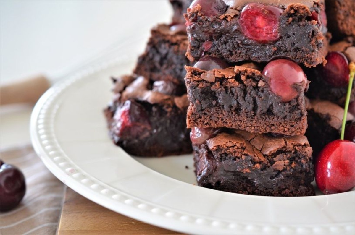 Prăjitura adorată de cei mici. Ciocolată, cireșe și biscuiți, toate adunate într-un deliciu dulce