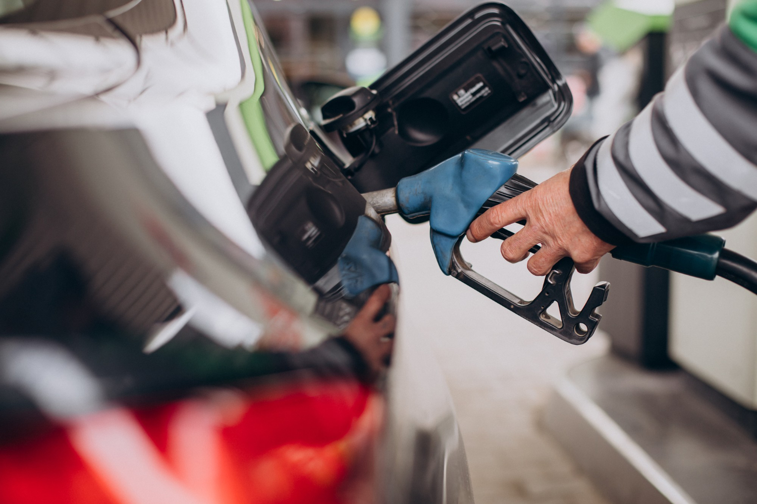 Prețul motorinei și al benzinei continuă să crească în Republica Moldova. Consumatorii pot verifica prețul și cantitatea de carburanți online
