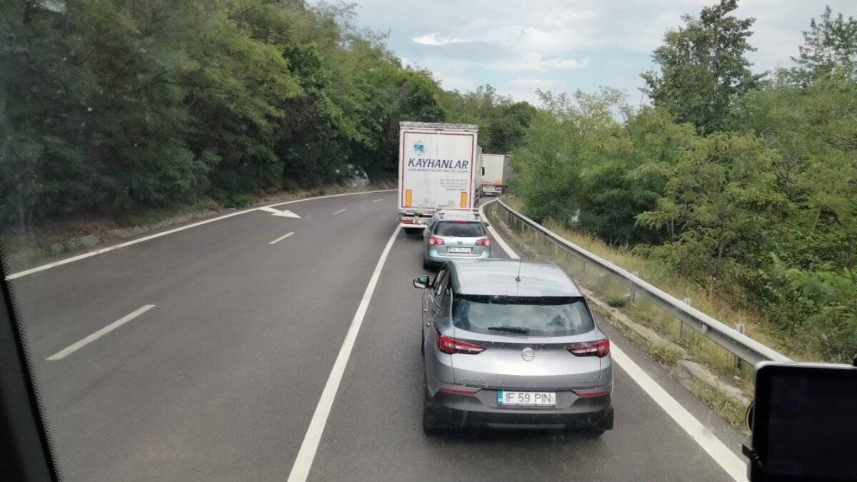 Trafic paralizat pe Valea Oltului și Transfăgărășan. Sunt cozi kilometrice