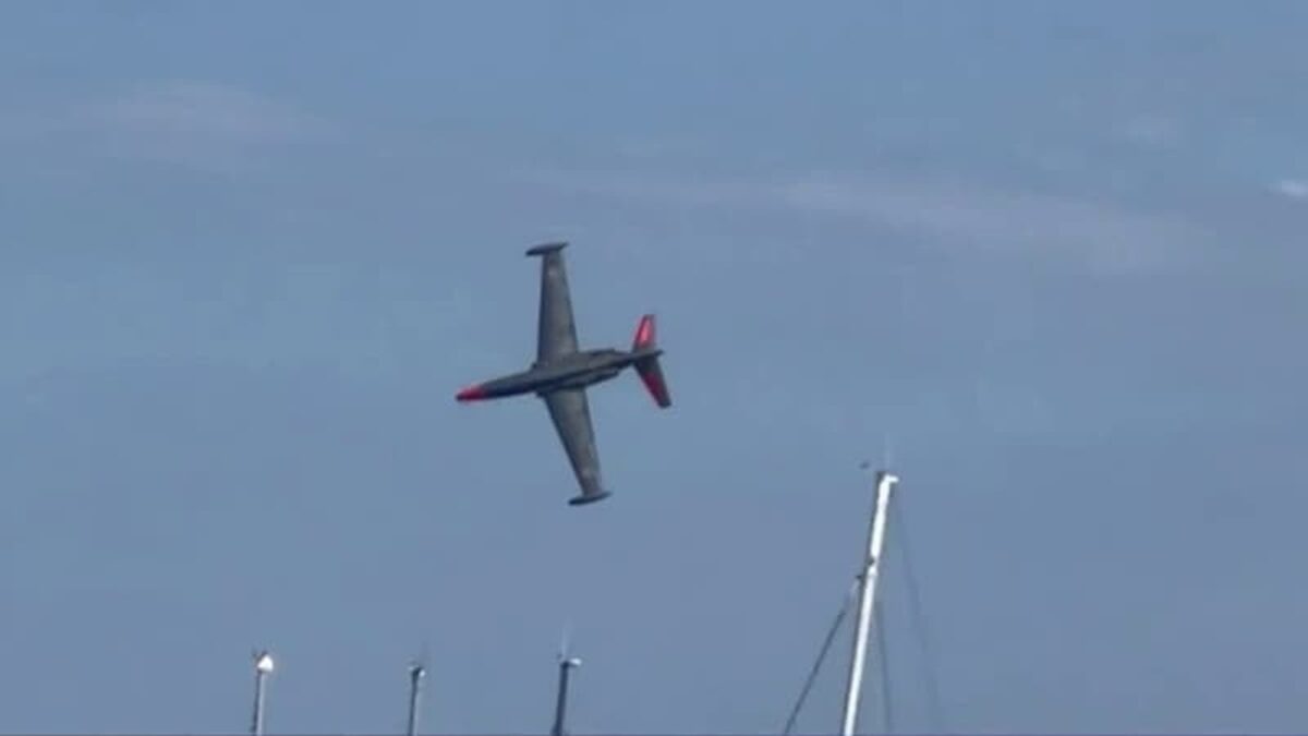 Un avion de acrobație Fouga Magister s-a prăbușit la un spectacol aviatic în Franța