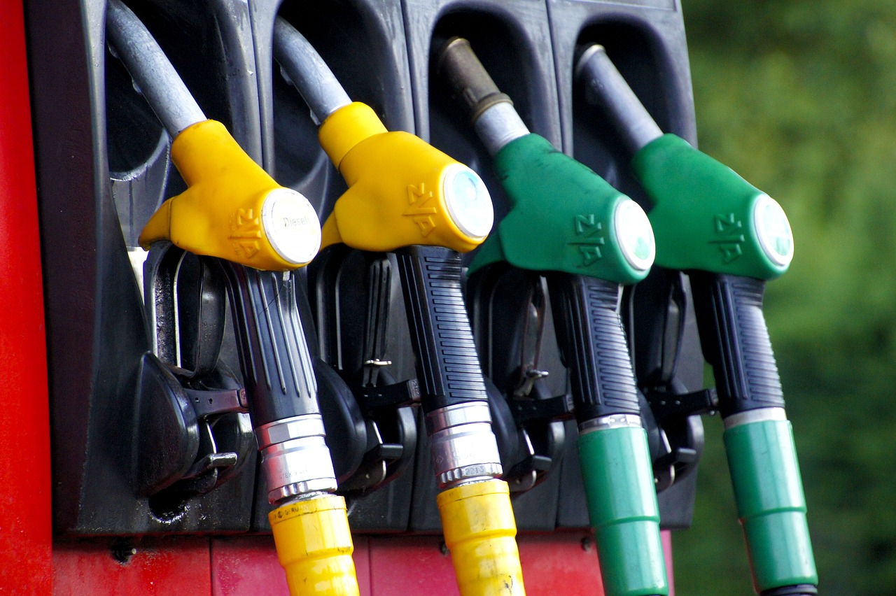 Scumpiri în lanț la carburanți. Cu cât au crescut prețurile în prima zi din mai