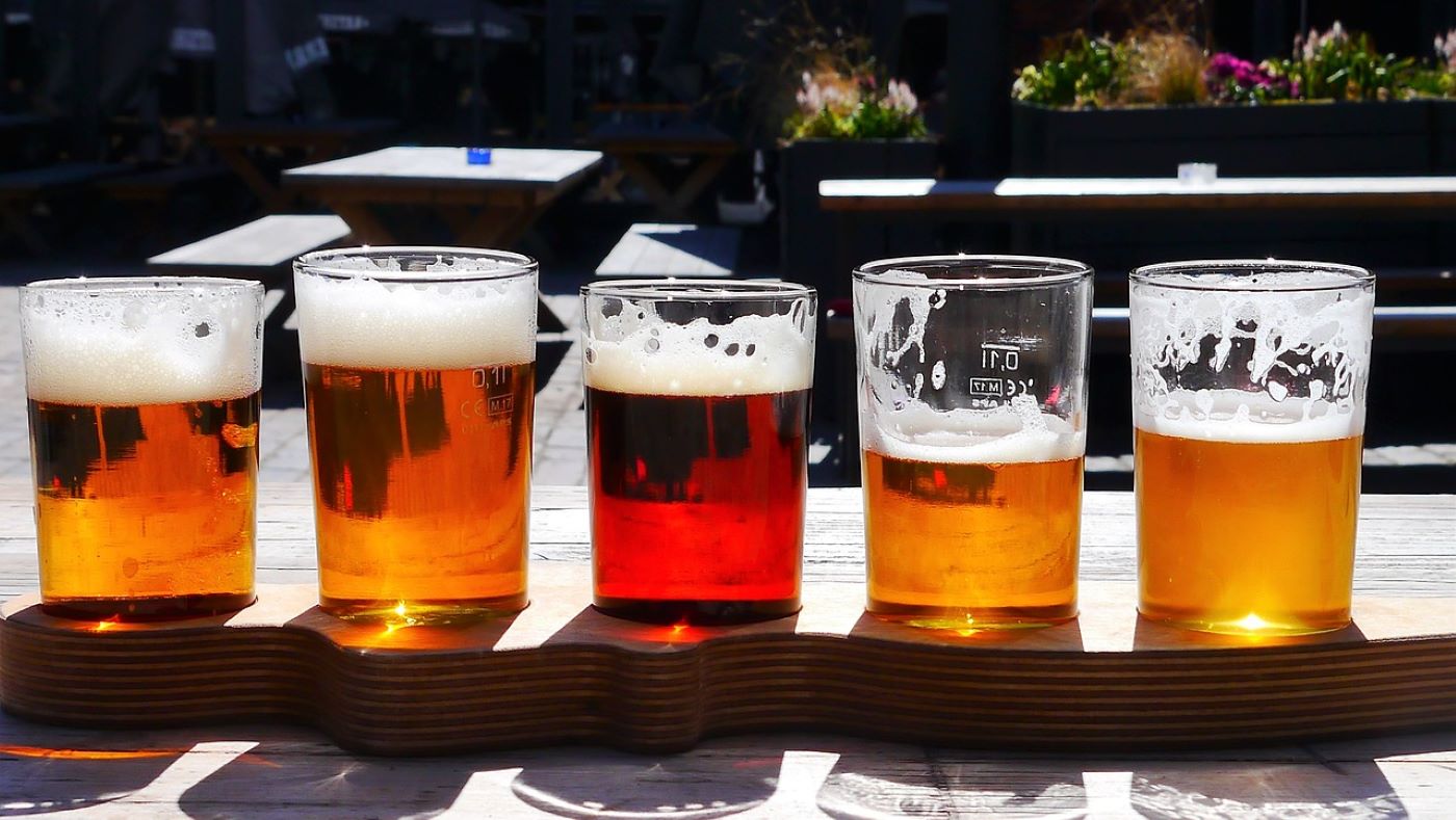 Care sunt cele mai periculoase băuturi cu alcool pe caniculă. Avertismentul medicilor toxicologi