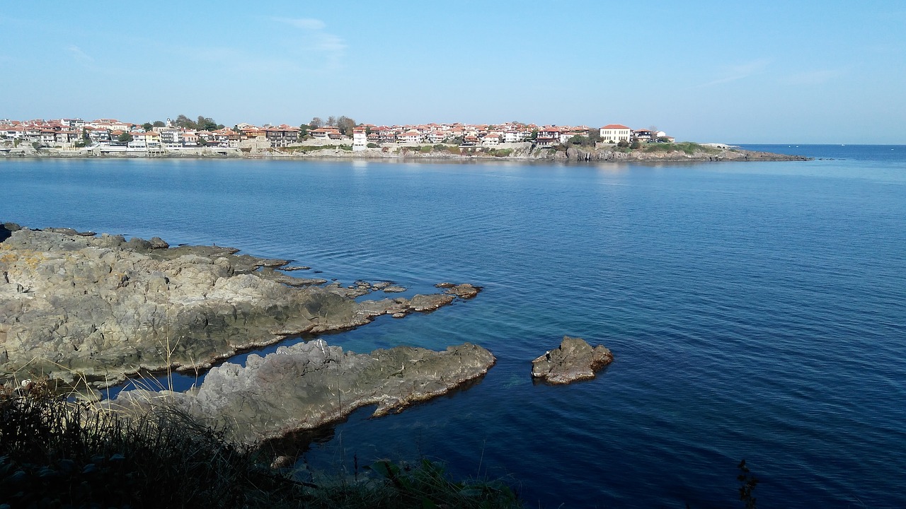 Păcura invadează plajele de la Marea Neagră. Misterul care îi pune în alertă pe specialiști