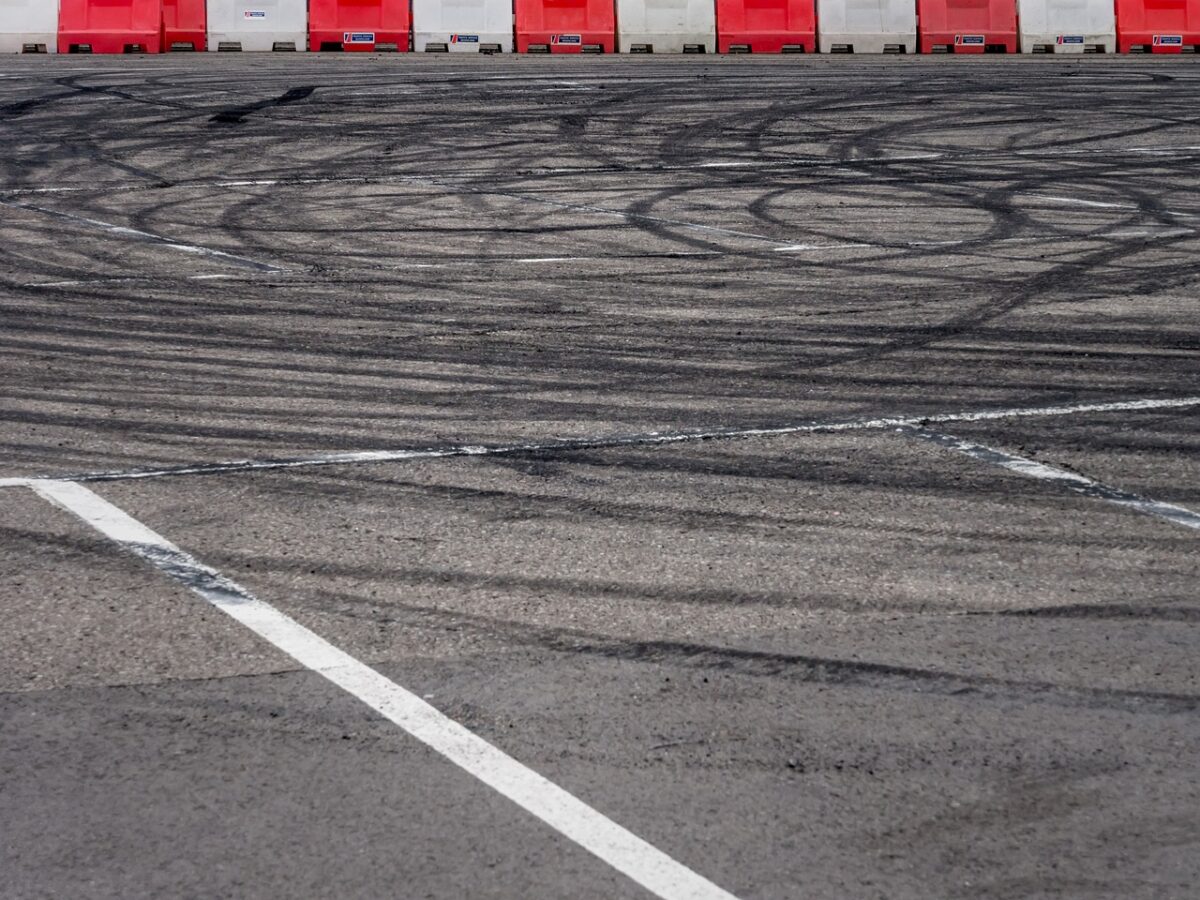 Un teribilist ce făcea drifturi a intrat cu mașina în vitrina unui supermarket