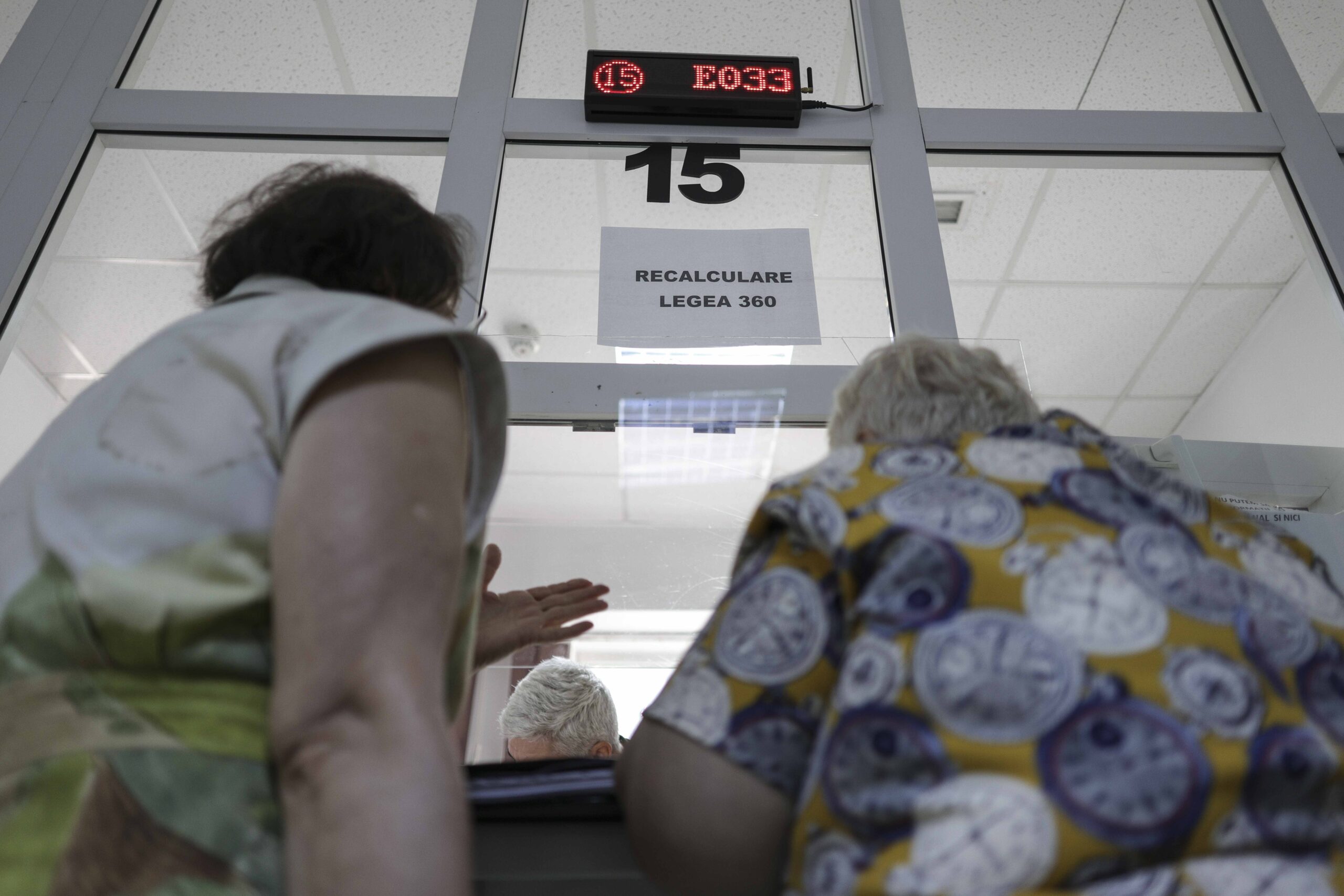 Casele de Pensii, asaltate de cereri privind recuperarea CASS. Ce trebuie să verifice românii care ies din câmpul muncii